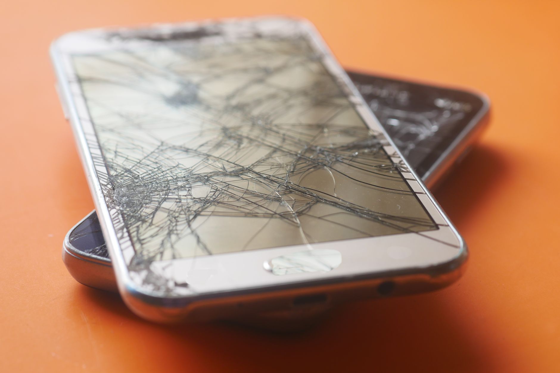 Vetro rotto telefono: costi e opzioni 2026