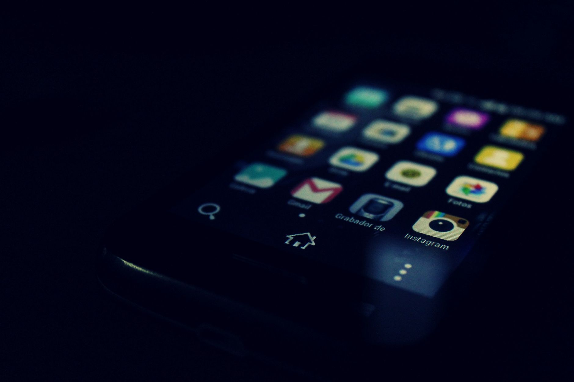 Tema scuro Android: occhi e batteria a confronto