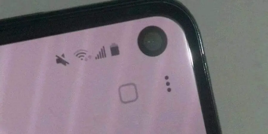 Samsung Galaxy S10e si mostra con foro sul display